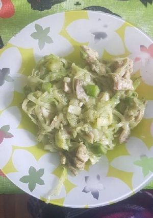 Una foto de Falso tallarín con verduras y pollo al pesto