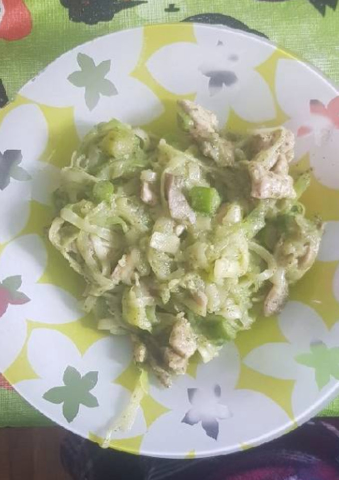 Una foto de Falso tallarín con verduras y pollo al pesto