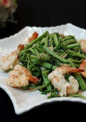 Hình của món Rau rút (rau nhút) xào tôm.