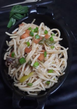 वेजिटेबल नूडल्स (Vegetable Noodles Recipe In Hindi) रेसिपी मुख्य फोटो
