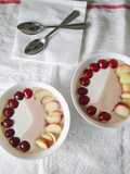 Yogur griego con cerezas y paraguayo