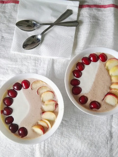 Una foto de Yogur griego con cerezas y paraguayo