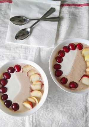 Una foto de Yogur griego con cerezas y paraguayo