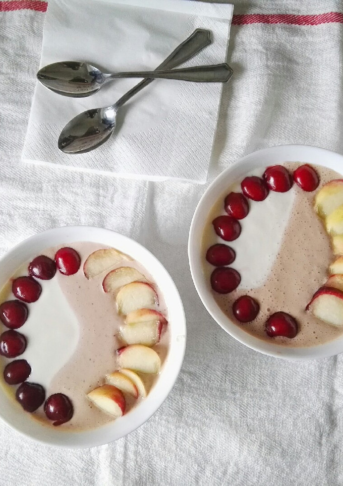 Una foto de Yogur griego con cerezas y paraguayo