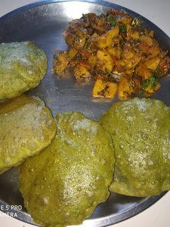 चटपटे आलू की सब्जी और पालक पूरी रेसिपी मुख्य फोटो