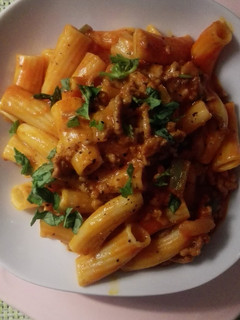 Una foto de Macarrones con tomate y albahaca