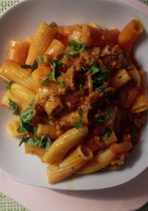 Una foto de Macarrones con tomate y albahaca
