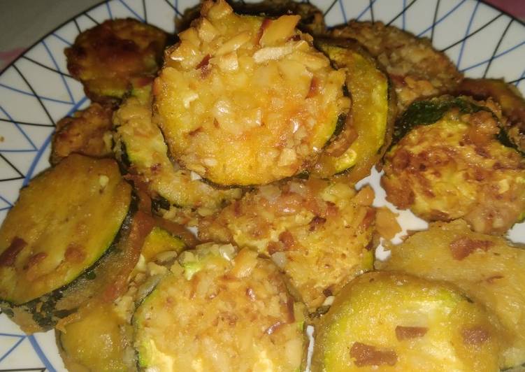 Calabacín rebozado a la cerveza con torta de gazpacho manchego
