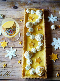 Una foto de Tarta Navideña de licor de crema catalana y merenguitos