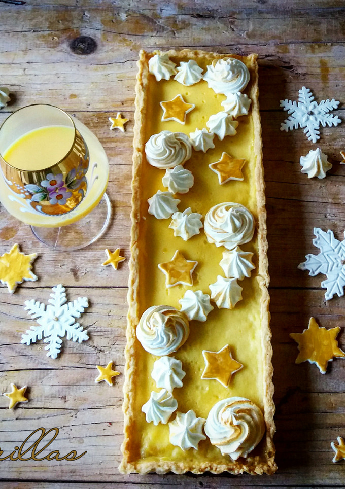 Una foto de Tarta Navideña de licor de crema catalana y merenguitos
