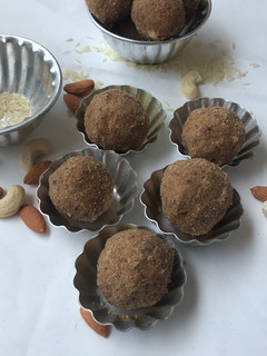 चावल के लड्डू (chawal ke ladoo recipe in Hindi) रेसिपी मुख्य फोटो