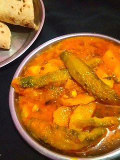 करेला मसाला ग्रेवी (Karela masala gravy recipe in hindi) रेसिपी मुख्य फोटो