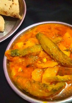 करेला मसाला ग्रेवी (Karela masala gravy recipe in hindi) रेसिपी मुख्य फोटो