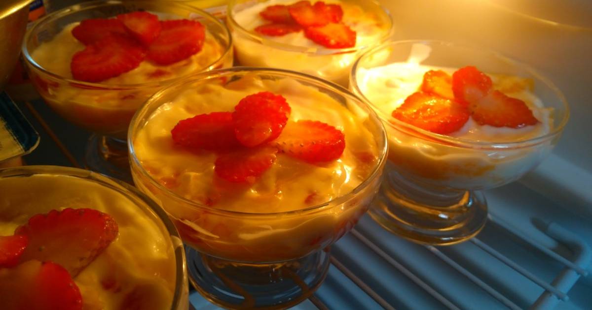 Mousse de iogurte natural com geleia de morango e champagne