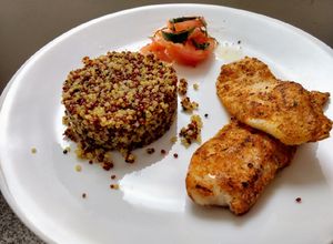 Una foto de Tilapia a la plancha y quinoa multicolor