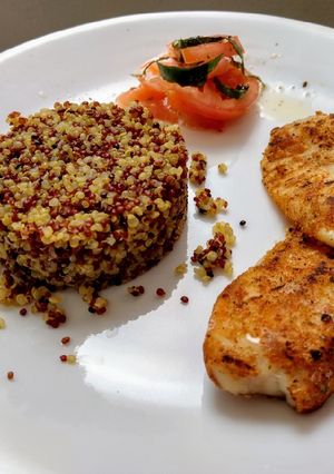 Una foto de Tilapia a la plancha y quinoa multicolor