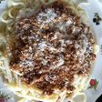 Tallarín con carne y queso parmesano