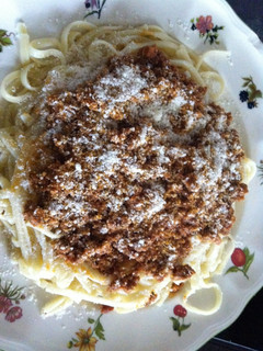 Una foto de Tallarín con carne y queso parmesano