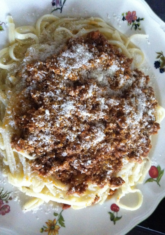 Una foto de Tallarín con carne y queso parmesano
