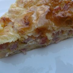 A picture of Tasty ham and cheese pie (zambonotiropita).