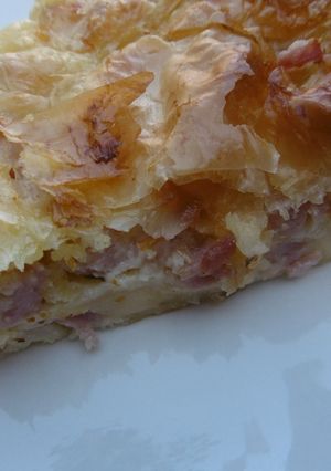 A picture of Tasty ham and cheese pie (zambonotiropita).
