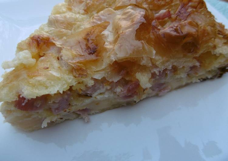 Tasty ham and cheese pie (zambonotiropita)