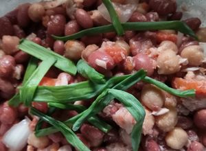 Una foto de Ensalada de garbanzos y habichuelas rosadas