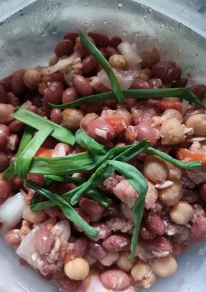 Una foto de Ensalada de garbanzos y habichuelas rosadas