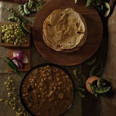 A picture of Bajra bhakri & avarekalu saagu.