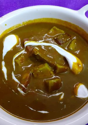 A picture of Palak paneer.
