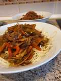 Fideos con panceta frita en salsa de cacahuete