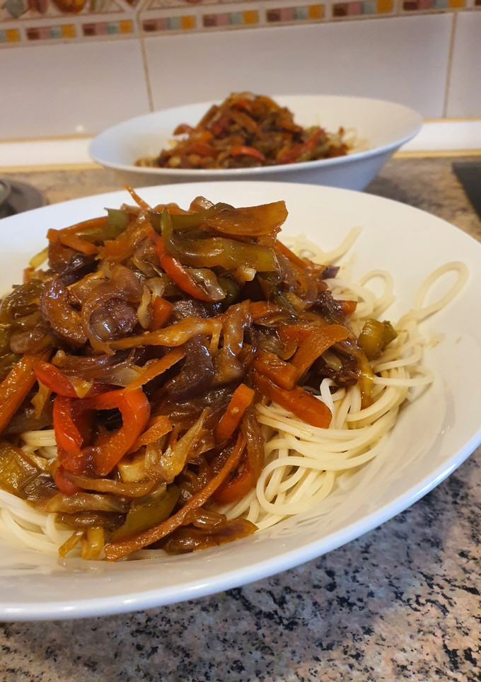 Una foto de Fideos con panceta frita en salsa de cacahuete