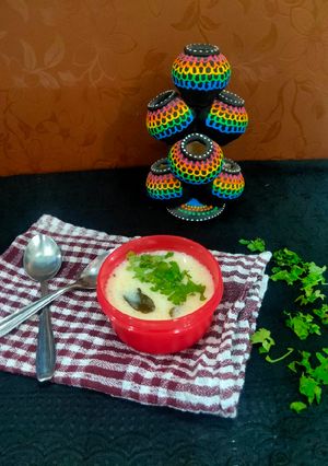 ગુજરાતી કઢી (Gujarati Kadhi Recipe In Gujarati) રેસીપી મુખ્ય ફોટો