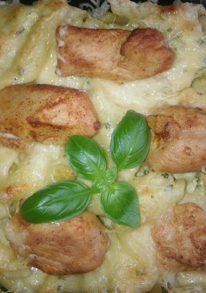 Sajtos-bazsalikomos penne, fűszeres csirkével recept fotója