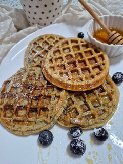 Una foto de Waffles de avena, plátano y arándanos