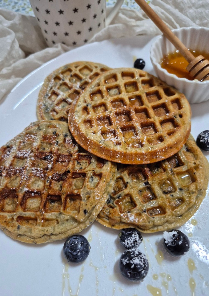 Una foto de Waffles de avena, plátano y arándanos