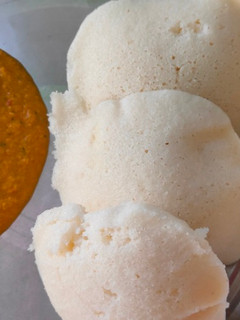 சூடான இட்லி வித் வதக்கி அரைத்த சட்னி செய்முறை முக்கிய புகைப்படம்