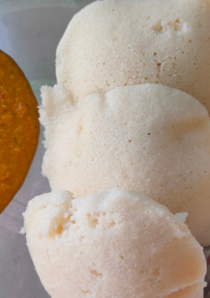 சூடான இட்லி வித் வதக்கி அரைத்த சட்னி செய்முறை முக்கிய புகைப்படம்