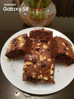 A picture of Chocolate walnut brownies.