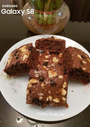 A picture of Chocolate walnut brownies.