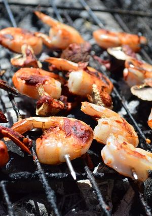 Una foto de Camarones en brocheta