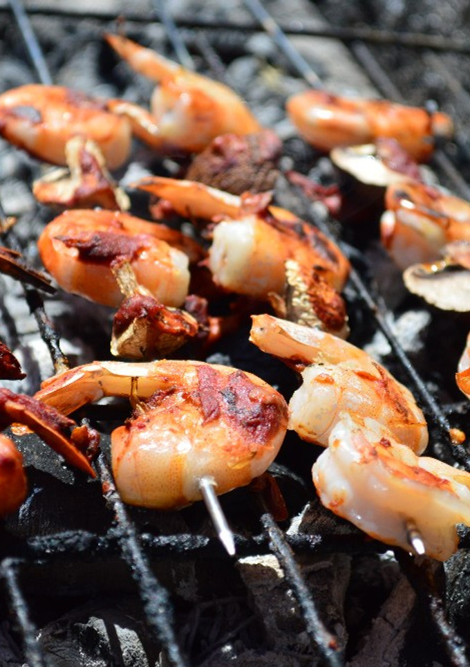 Una foto de Camarones en brocheta