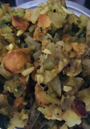 A picture of Bottle gourd curry (Lau ghonto).