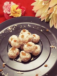 कोकोनट लड्डू (Coconut ladoo recipe in hindi) रेसिपी मुख्य फोटो