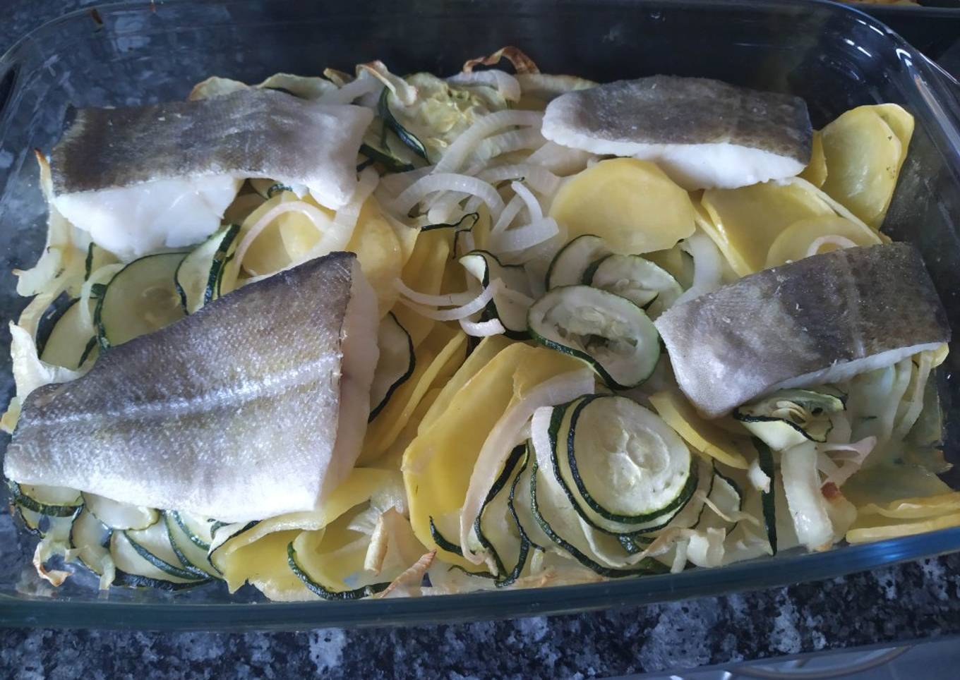 Bacalao al horno con patatas y cebolla