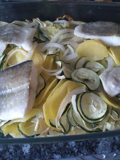 Una foto de Bacalao al horno con patatas y cebolla