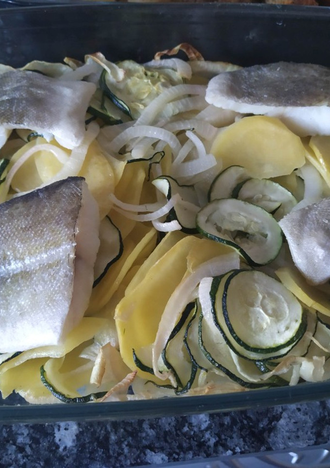 Una foto de Bacalao al horno con patatas y cebolla