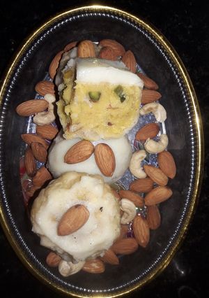 કાજુ બદામ ઘારી (Kaju Badam Ghari Recipe In Gujarati) રેસીપી મુખ્ય ફોટો