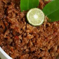 A picture of Lawar nyiur (kelapa).