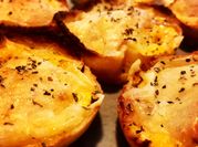 Una foto de muffins salados